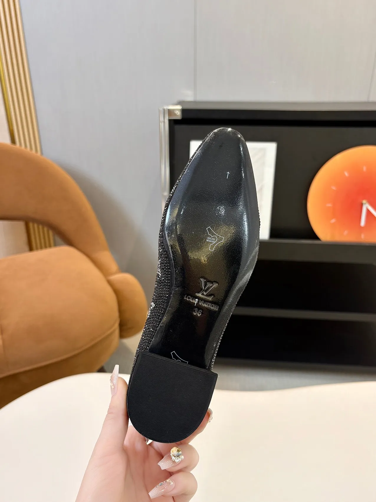 👟👟Ex-factory price 520👟👟 Louis Vuitton Louis Vuitton, 2025 flat shoes, modern and fashionable in one! Meet love when you turn a corner, release a strong aura like a queen, and capture everyone's attention instantly! Fabric: LV classic presbyopia + glittering diamonds + Yang Jing Lining/foot pads: imported lambskin leather outsole Size number: 35-41